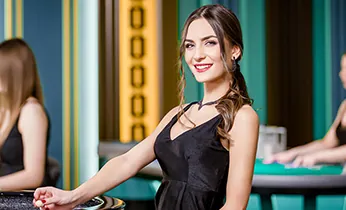 Hình ảnh nhân viên hỗ trợ khách hàng chuyên nghiệp trong môi trường kỹ thuật số an toàn của King777